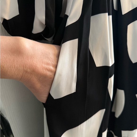 Gracia Black and White Abstract Long Sleeve Dress - Picture 7 of 9